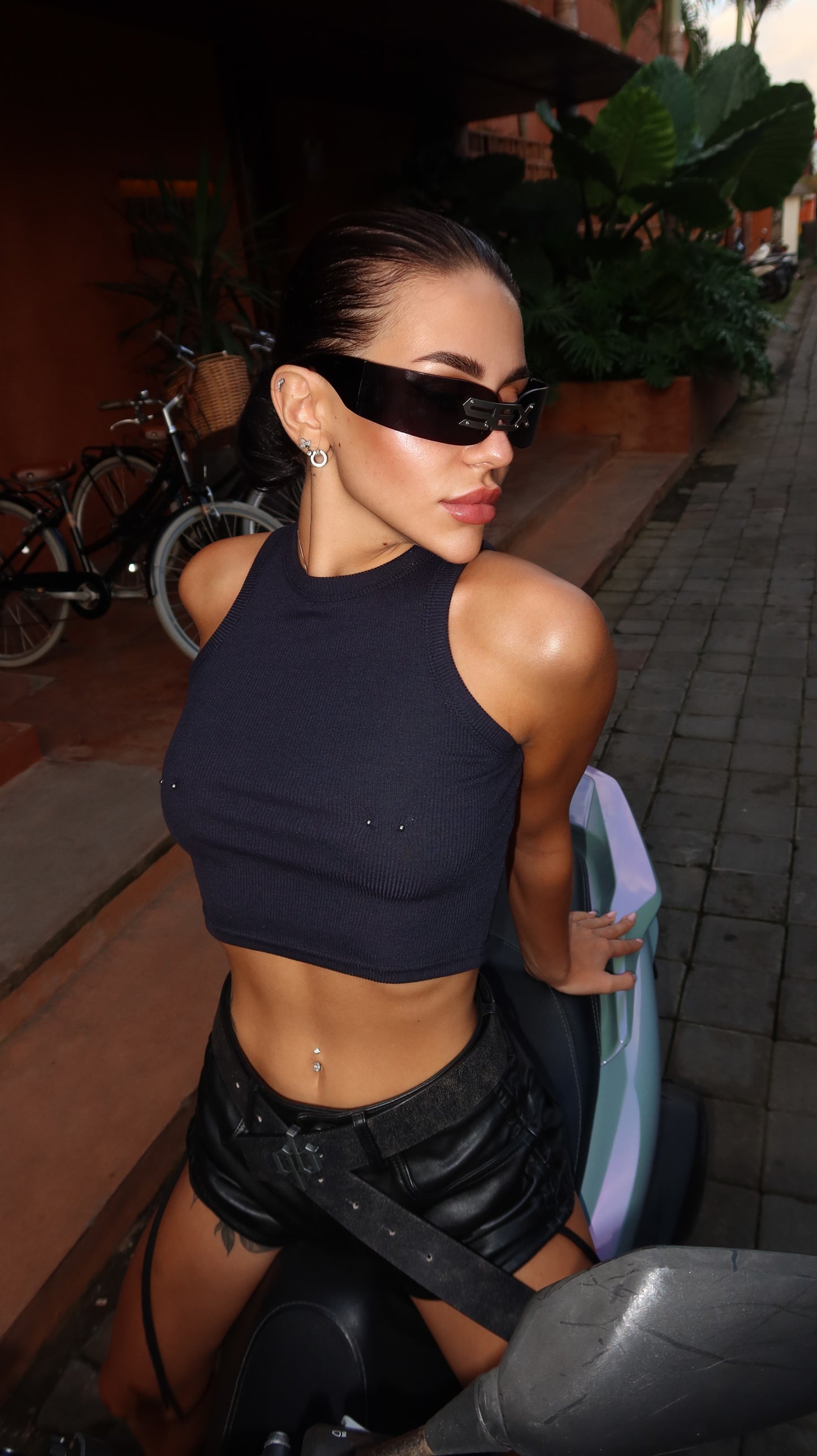 CROP TOP WITH PIERCING