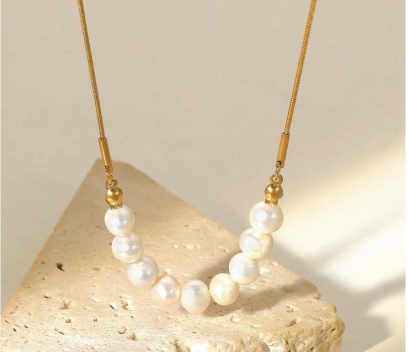 FIVE PEARLS NECKLACE