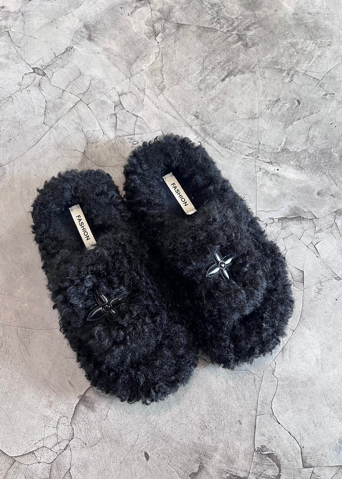 CURLY FLIP FLOPS