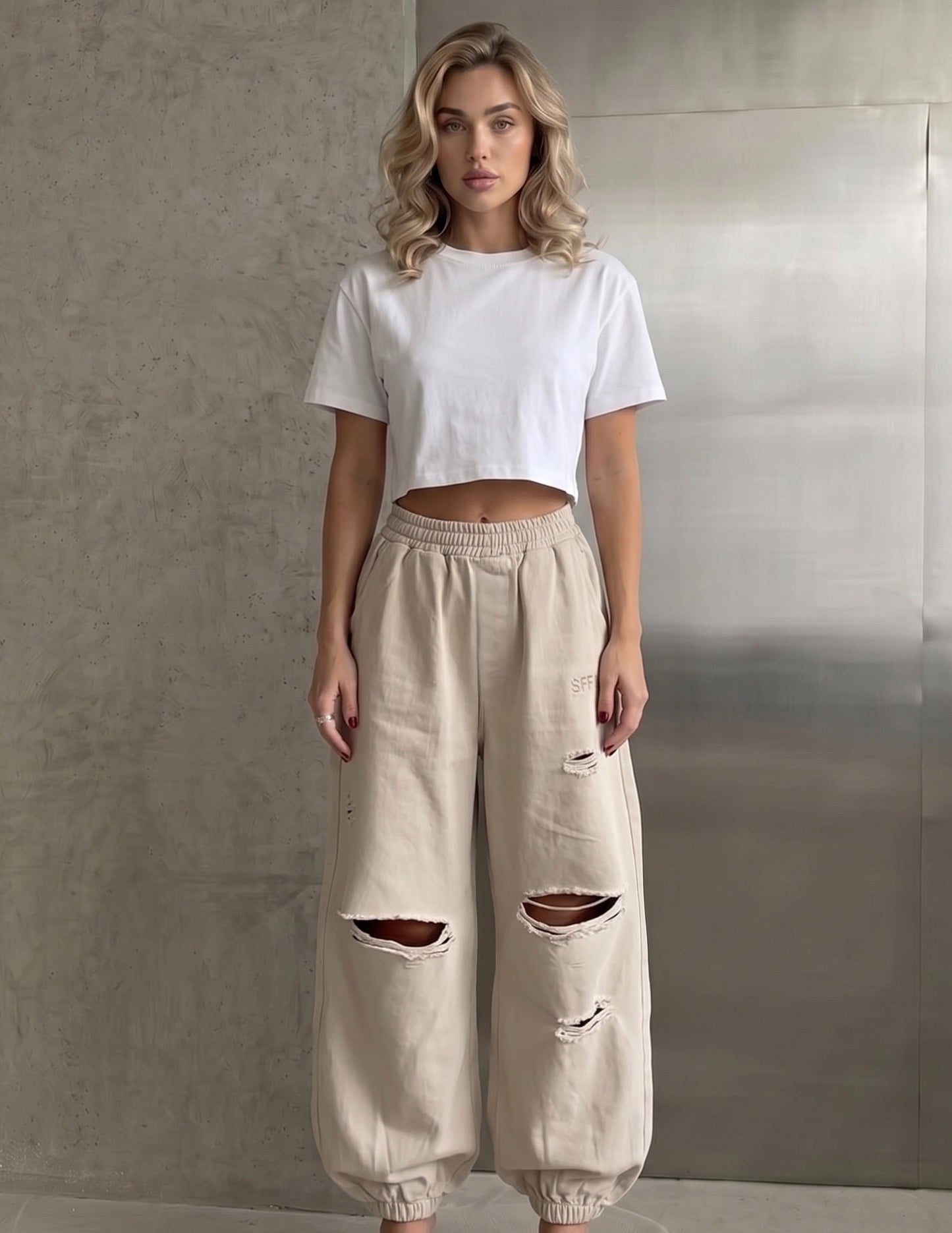 RIPPED PANTS WITH ELASTIC BOTTOM