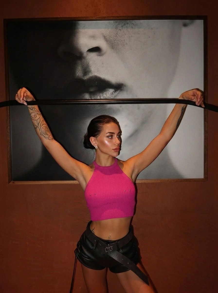 CROP TOP WITH PIERCING